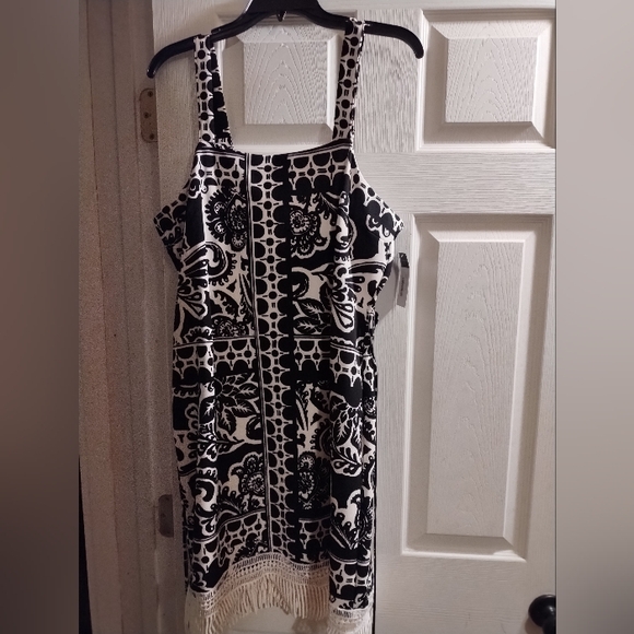 Elegant Black and White Patterned Dress - Picture 1 of 11